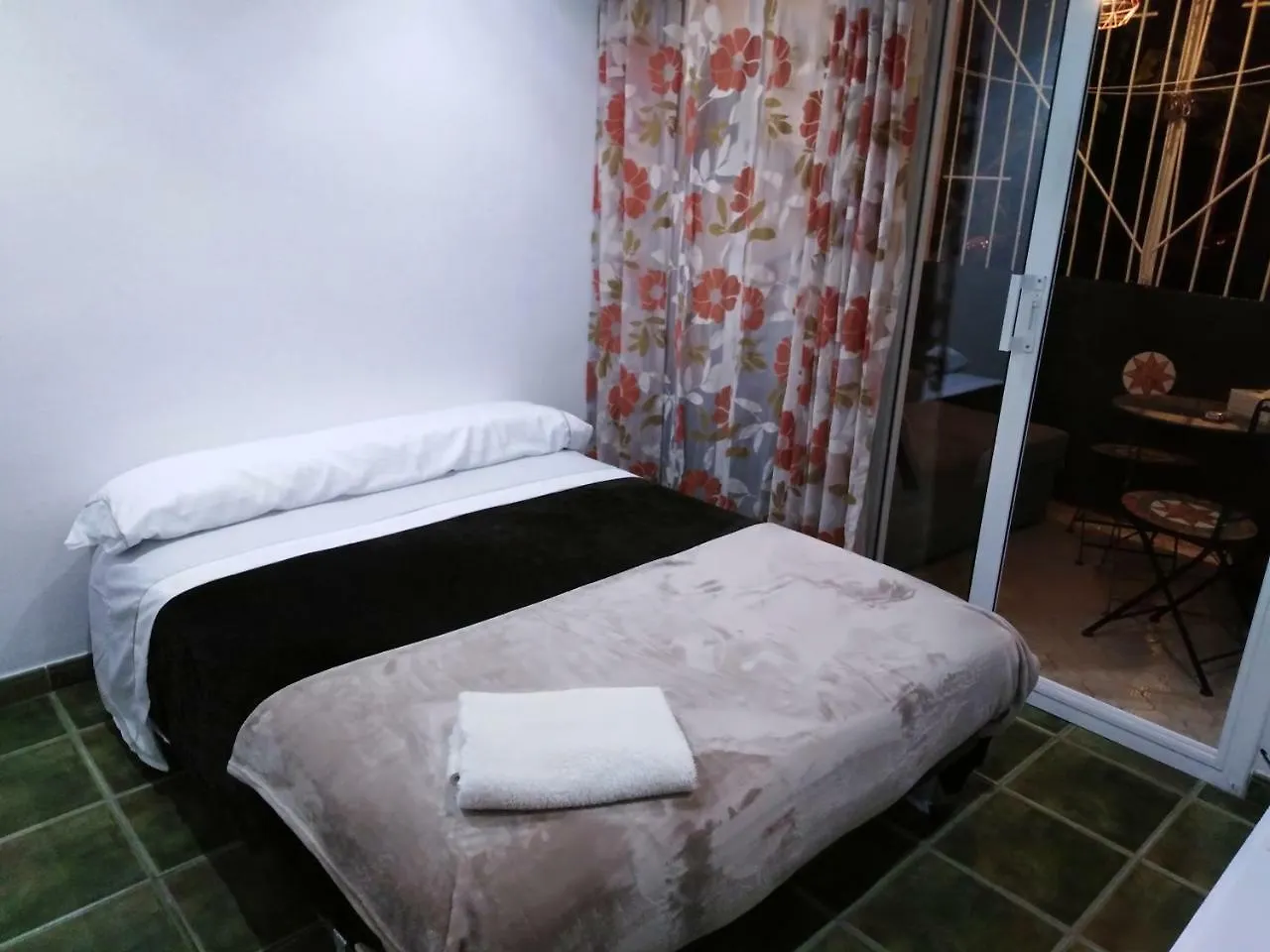 Private Rooms - Airport Sant Boi de Llobregat 0*,  Spagna